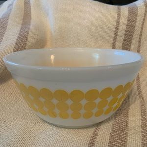 Pyrex Yellow Dots 1Qt bowl